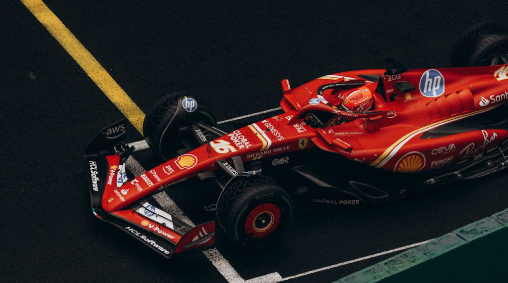 Rode F1 wagen van Ferrari met reclame uiting van Global Poker