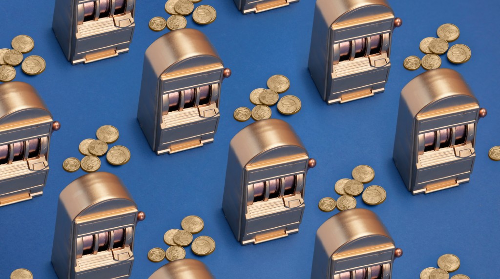 Meerdere koperen slotmachines en euro-muntjes op een blauwe achtergrond