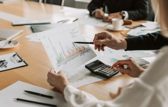 Zakenmensen aan vergadertafel die statistieken bekijken