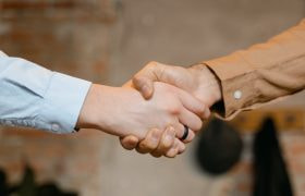 Close-up van het schudden van elkaars hand