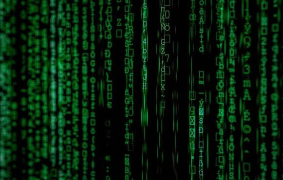 Scherm met allerlei onleesbare groene getallen en tekens