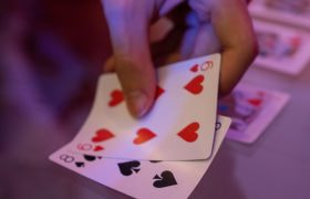 Vrouwenhand die twee speelkaarten omdraait