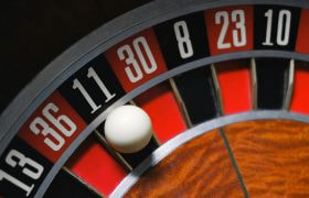 Roulette wiel, balletje in het zwarte vakje met het getal elf