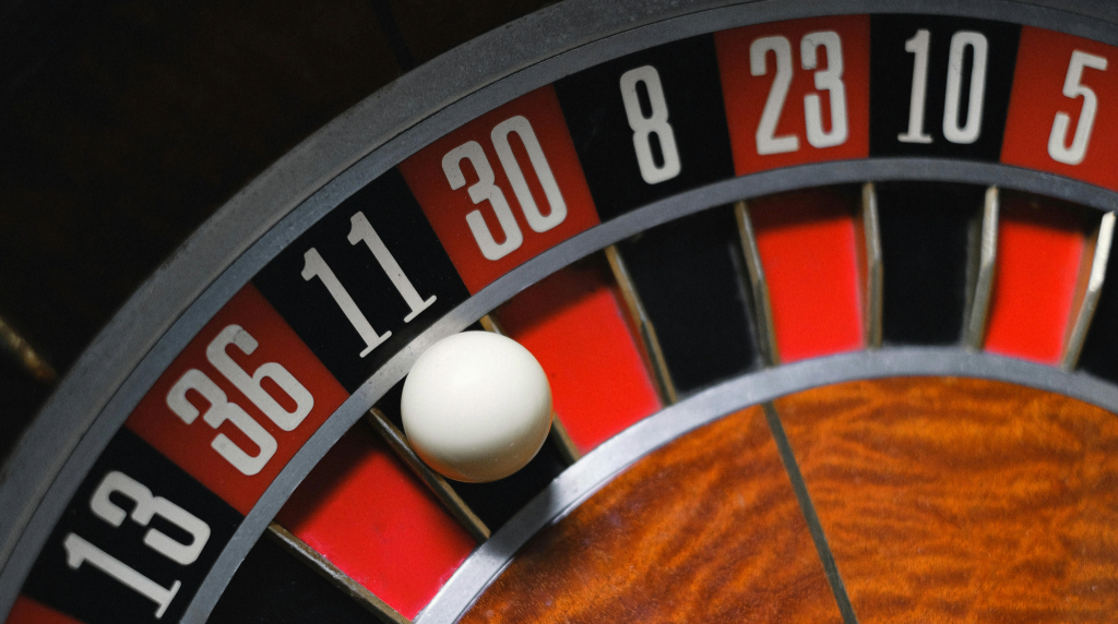 Roulette wiel, balletje in het zwarte vakje met het getal elf