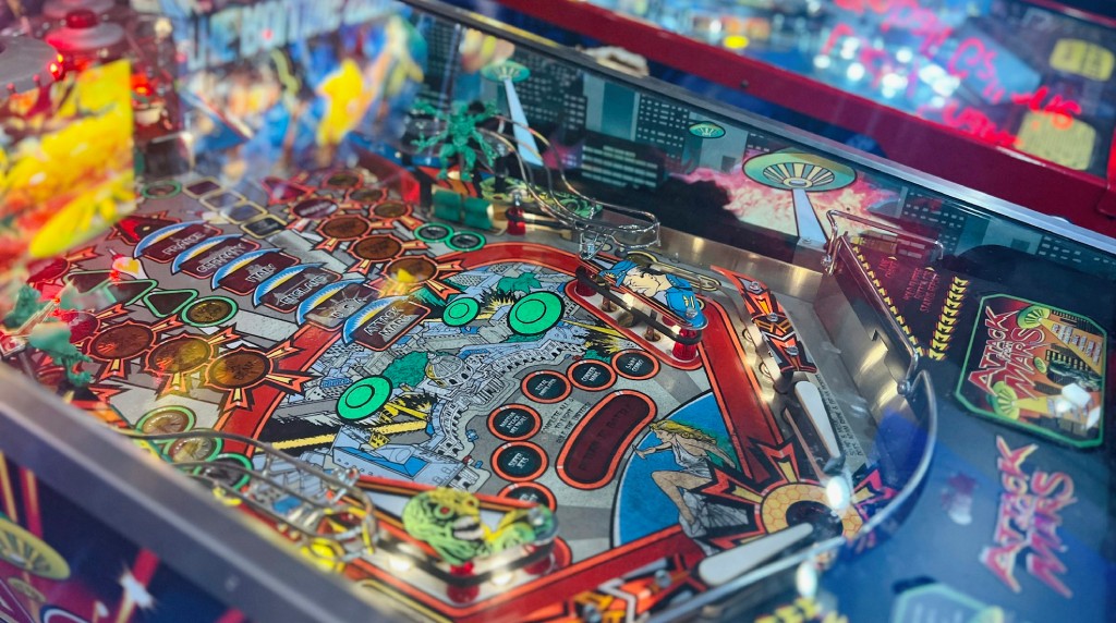 Close-up van flipperkast automaat Attack From Mars