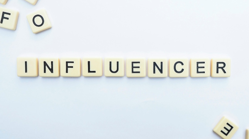 Scrabblestenen die het woord “influencer” spellen