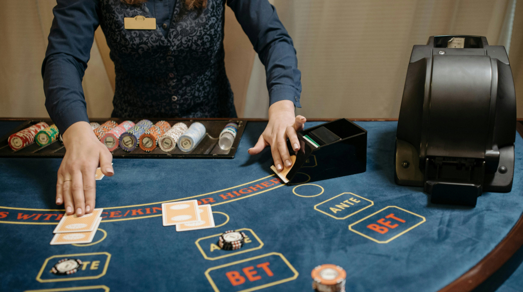 Blauwe speeltafel met fiches en dealer die kaarten deelt