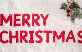 Rode letters Merry Christmas in sneeuw met kerstversiering