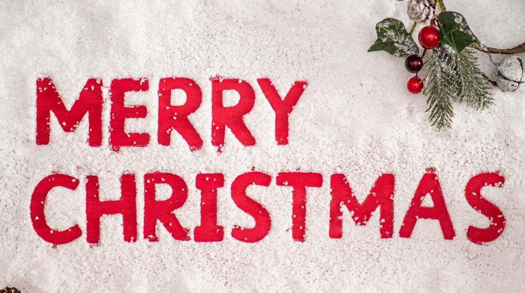 Rode letters Merry Christmas in sneeuw met kerstversiering