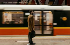 Wazig beeld van een modern perron