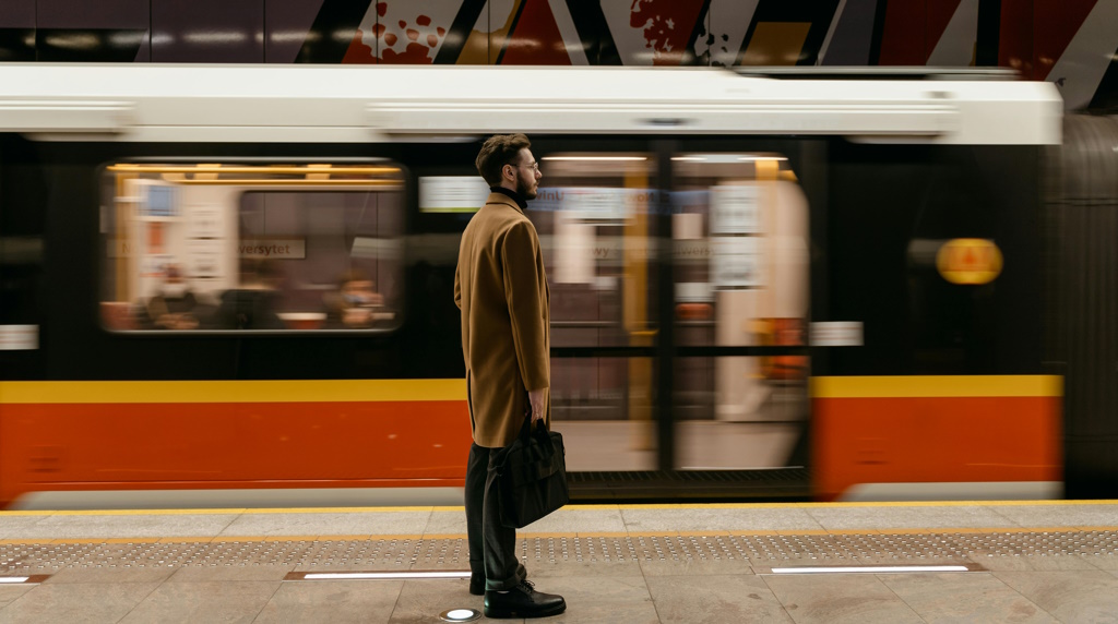 Wazig beeld van een modern perron