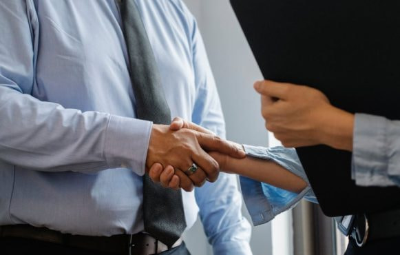 Twee zakenmensen die elkaar de hand schudden