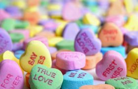 Zoet gekleurde hartjes snoepjes met romantische teksten.