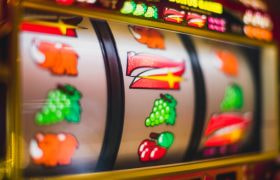 Close-up van een slot (gokkast) met klassieke symbolen