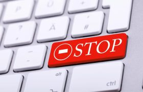 Rode stopknop op een wit toetsenbord