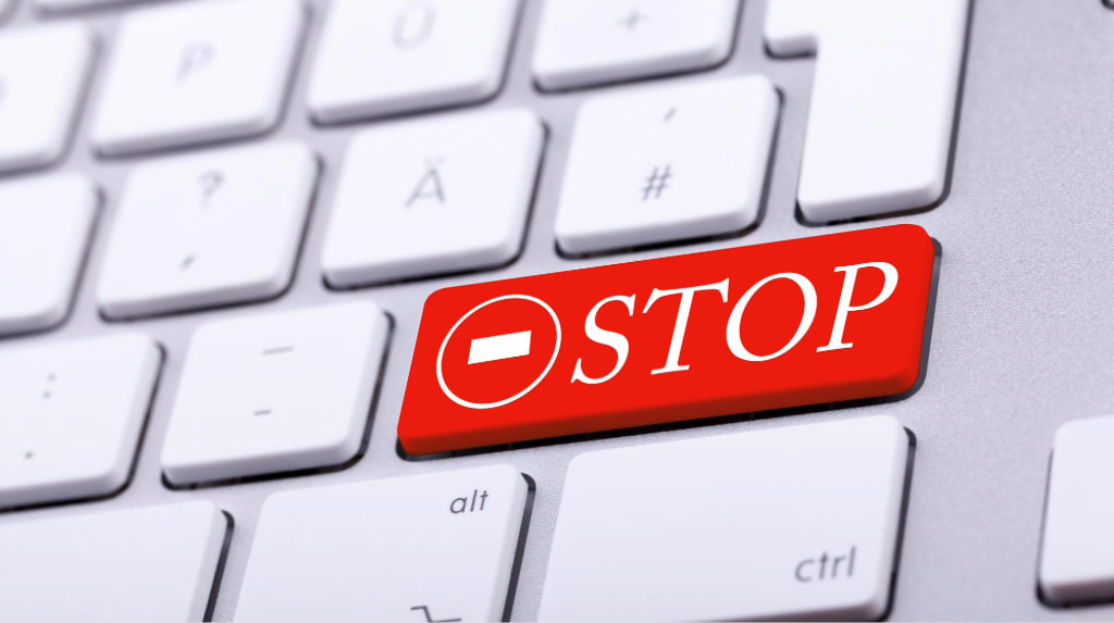 Rode stopknop op een wit toetsenbord