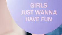 Paarse ballon met de tekst “Girls just wanna have fun”