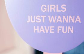 Paarse ballon met de tekst “Girls just wanna have fun”