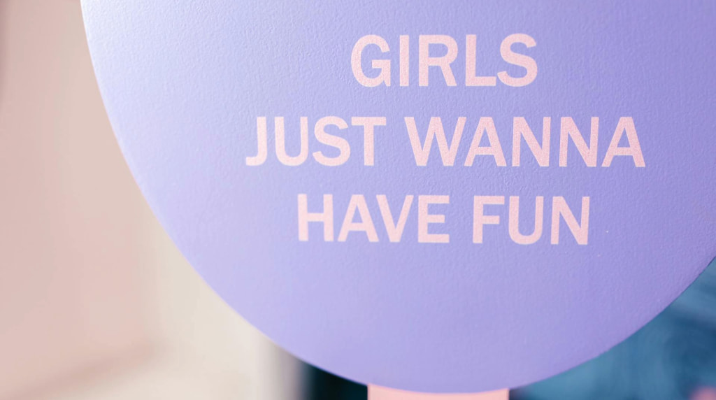 Paarse ballon met de tekst “Girls just wanna have fun”