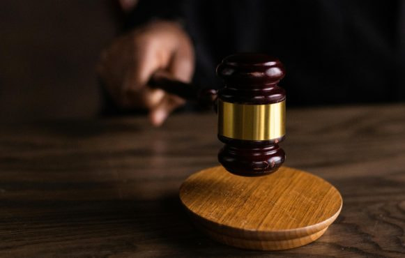 Houten rechter hamer in handen van rechter