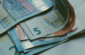 Meerdere geldbriefjes, waaronder briefjes van €20, €10 en €5