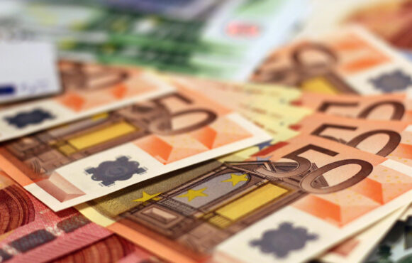 Close-up van geldbriefjes, waaronder 50 euro biljetten