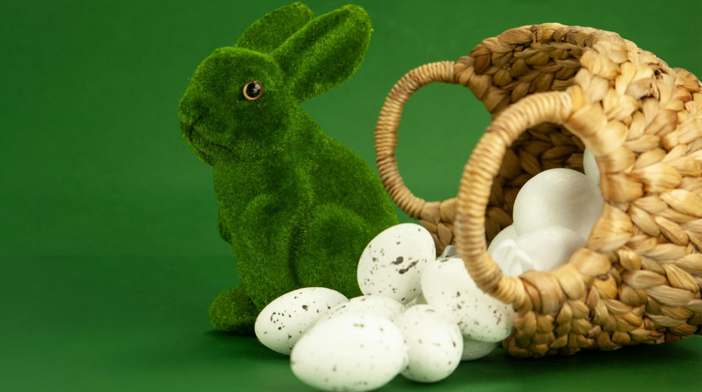 Groene paashaas gemaakt van gras en een mandje met witte eitjes