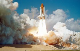 Foto van een echte raket die opstijgt, veel rook