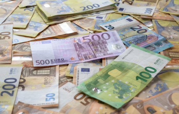 Allemaal uitgespreide eurobriefjes, van 20 tot 500 euro