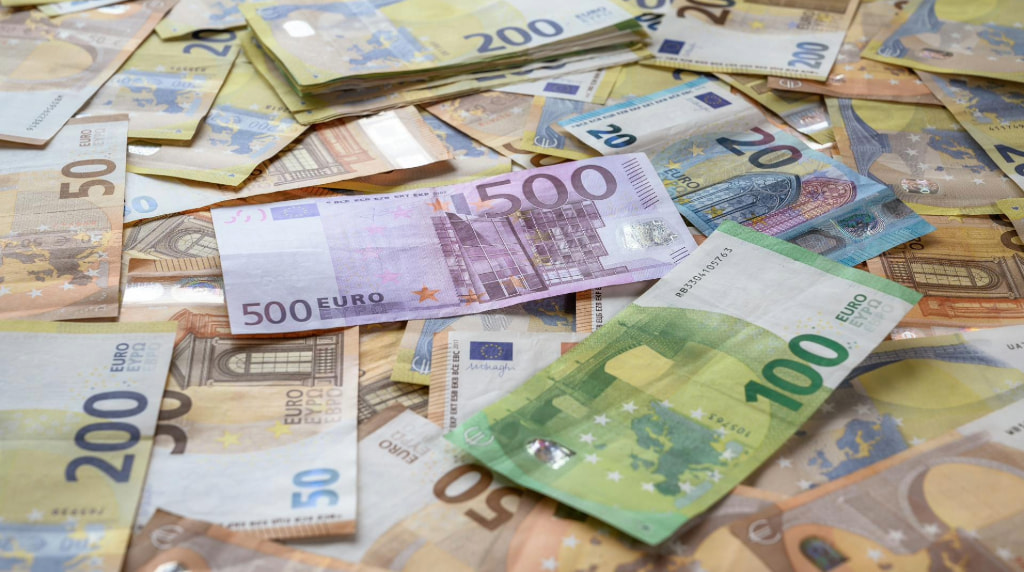 Allemaal uitgespreide eurobriefjes, van 20 tot 500 euro