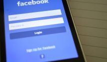 Scherm van telefoon met inlogscherm van Facebook