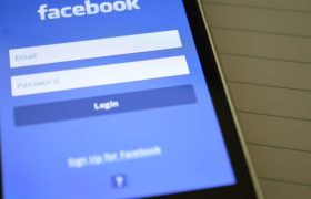 Scherm van telefoon met inlogscherm van Facebook