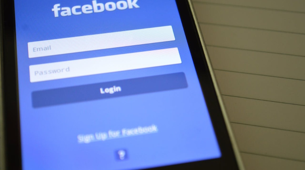 Scherm van telefoon met inlogscherm van Facebook