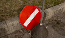 Verkeersbord verboden, waarvan het bord zelf is afgebroken en op de weg ligt