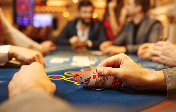 O persoană care joacă Blacjack