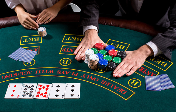 O persoană care joacă Poker