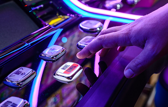 Un rând de jocuri ca la aparate într-un cazinou terestru