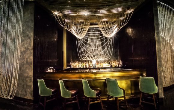 Cazinou de lux, cu iluminare sofisticată și design interior premium