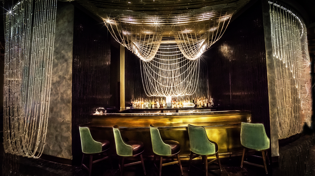 Cazinou de lux, cu iluminare sofisticată și design interior premium