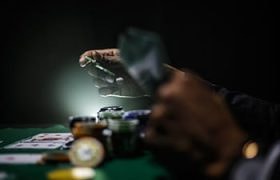 Mâinile și cărțile unui jucător de poker