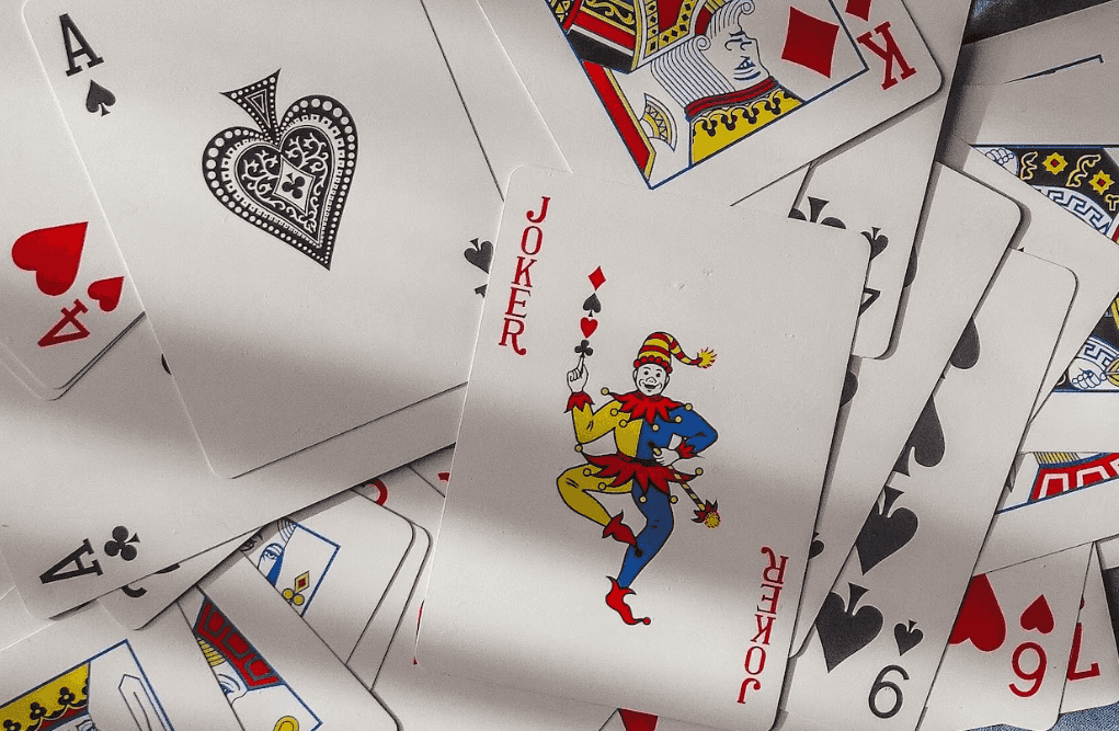 Un pachet de cărți de joc împrăștiat