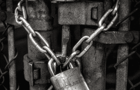 Poartă încuiată cu lacăt