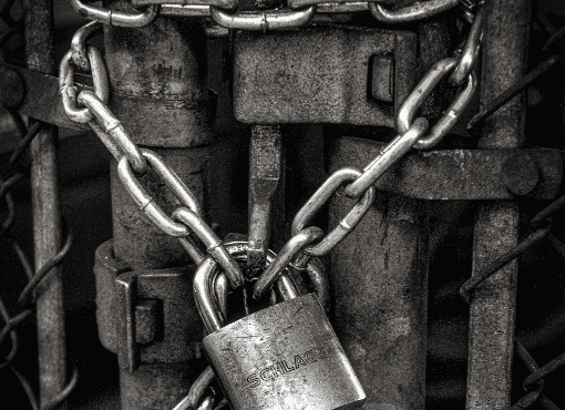 Poartă încuiată cu lacăt