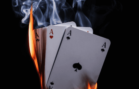 Cărți de joc în foc