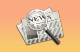 Patru ziare cu titlul ‘News’ și o lupă pe un fundal portocaliu