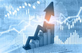 Săgeți care indică creșterea și tendințele financiare pe un fundal de date și grafice.