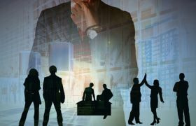 Siluete de oameni în interacțiune profesională, pe un fundal abstract