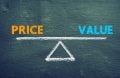Balanță desenată pe o tablă, cu textul „PRICE” în stânga și „VALUE” în dreapta, simbolizând echilibrul între preț și valoare.