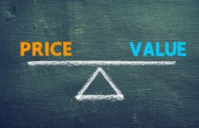 Balanță desenată pe o tablă, cu textul „PRICE” în stânga și „VALUE” în dreapta, simbolizând echilibrul între preț și valoare.