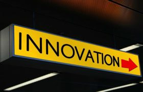 Semn galben cu textul „INNOVATION”